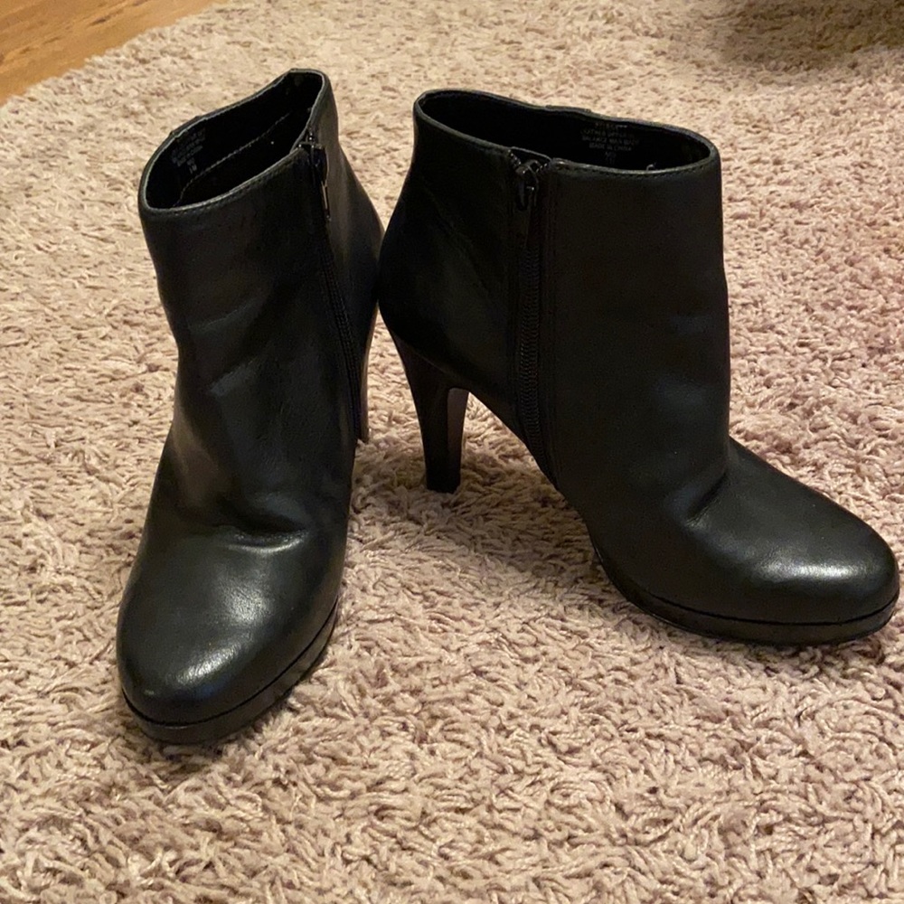 Nine West size 5 ankle boots.
